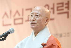 조계종 총무원장 설정 스님은 “남북 정상회담이 열리는 27일 서울 광화문 광장에 전국 불자 약 2만 명이 모여 금강경을 독송하며 회담의 원만한 성취를 기원할 것”이라고 말했다.  자료사진