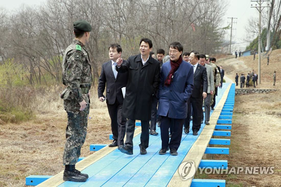 (서울=연합뉴스) 문재인 대통령과 김정은 국무위원장이 오는 27일 남북 정상회담장인 공동경비구역(JSA) 판문점에서 친교 산책을 할 때 마주칠 ‘도보 다리’는 대중에 널리 알려지지는 않은 시설이다. 임종석 대통령 비서실장은 26일 경기 일산 킨텍스에 차려진 남북 정상회담 메인프레스센터(MPC) 브리핑에서 “(남북 정상이) 공동 식수를 마치고 나면 군사분계선 표식물이 있는 도보 다리까지 양 정상이 친교 산책을 하면서 담소를 나눌 예정”이라고 밝혔다. 도보 다리는 JSA를 가로지르는 군사분계선(MDL) 위에 지어진 회담장과 그 동쪽에 있는 중립국감독위원회(중감위) 사무실 사이에 놓인 길이 50ｍ쯤 되는 작은 다리다. 사진은 지난 6일 남북정상회담 준비위원회 위원장인 임종석 대통령 비서실장을 비롯한 위원들이 판문점 현장 점검에 나서 도보 다리를 걷는 모습.2018.4.26 [연합뉴스 자료사진]