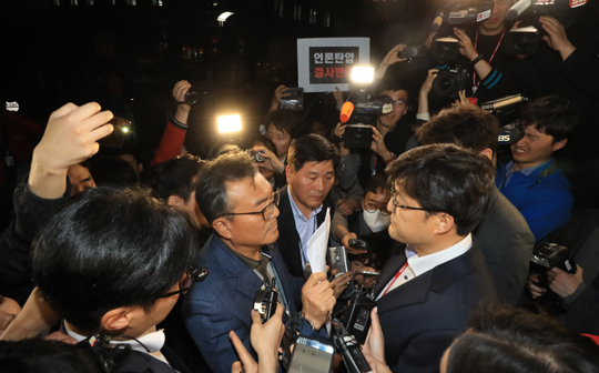 ‘민주당원 댓글조작 사건’의 주범 ‘드루킹’ 김동원 씨가 활동해온 느릅나무출판사의 절도사건을 수사 중인 경기 파주경찰서 경찰이 25일 오후 서울 중구 태평로 TV조선 본사를 압수 수색하기 위해 진입을 시도하다 언론 탄압 중단을 주장하며 막아선 TV조선 기자들과 대치하고 있다. 연합뉴스