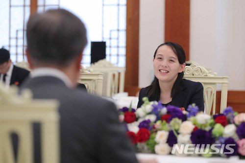 문재인 대통령이 지난 2월10일 청와대 본관 충무실에서 김영남 최고인민회의 상임위원장, 김여정 노동당 중앙위원회 제1부부장 등 북 고위급 대표단과 오찬을 하고 있다. 2018.02.10.