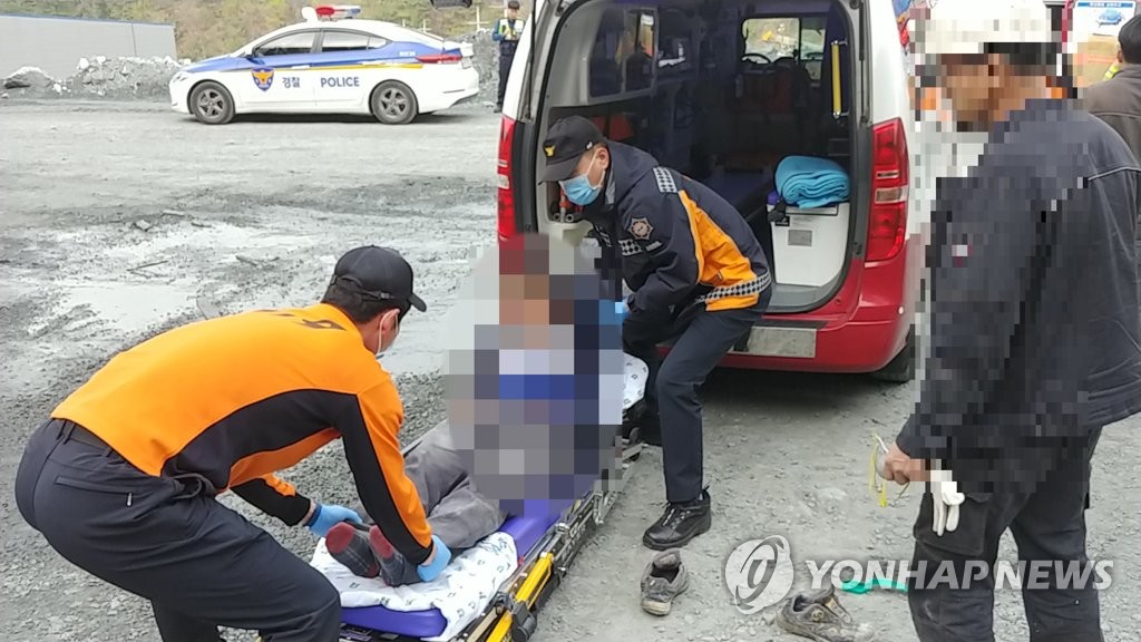 정선 광산 매몰사고…부상자 이송하는 구급대원