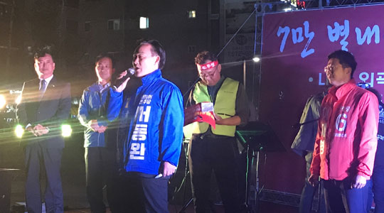 서동완 더불어민주당 남양주시장 예비후보가 지난 18알 별내신도시 주민 총궐기대회에 참석해 문제해결에 대한 발언을 하고 있다.