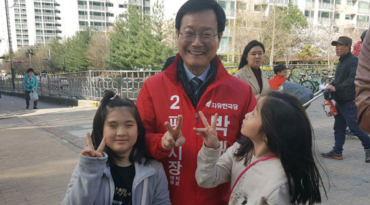 박재홍 자유한국당 파주시장 예비후보가 26일 파주시 아파트 단지에서 주민들에게 지지를 호소하고 있다.