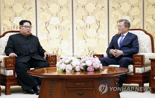 (판문점=연합뉴스) 문재인 대통령과 김정은 북한 국무위원장이 27일 판문점 평화의 집에서 환담하고 있다. 2018.4.27