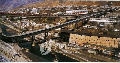 남측에서 자원특구를 제안한 북한 단천시에 위치한 검덕광업연합기업소 전경. 이 곳에는 3억t 정도의 연.아연이 매장된 것으로 추정되며 연간 생산능력은 납 5만2천t, 아연 12만4천t./북한/조선향토대백과/2006.4.22 (서울=연합뉴스)