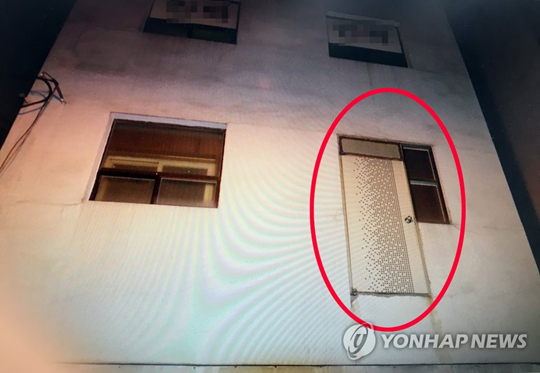 노래방 ‘낭떠러지’ 비상구 [연합뉴스 자료 사진] 이 기사와 직접 관련이 없습니다.