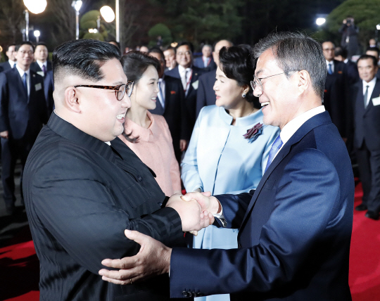 문재인 대통령과 김정은 북한 국무위원장이 27일 판문점 평화의집에서 환송공연이 끝난 뒤 작별인사를 하고 있다. 두 정상 뒤로 문 대통령 부인 김정숙 여사와 김 위원장 부인 리설주 여사가 악수를 하고 있다. 한국공동사진기자단