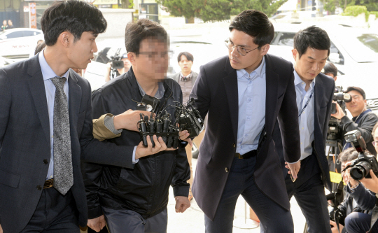 ‘민주당원 댓글조작 사건’의 주범 김동원(필명 드루킹) 씨 측으로부터 500만 원을 받았다가 김 씨가 구속된 다음 날 돌려준 김경수 더불어민주당 의원실의 한모 전 보좌관이 30일 오전 중랑구 서울경찰청 지능범죄수사대로 출석하고 있다. 김선규 기자 ufokim@