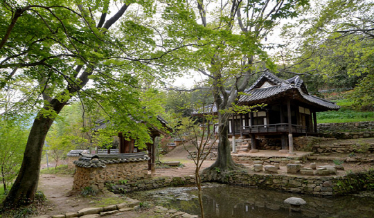 보성의 전통마을인 강골마을 깊숙한 곳에 비밀처럼 숨어 있는 정자 열화정. 연못과 누각의 조화가 훌륭하다.