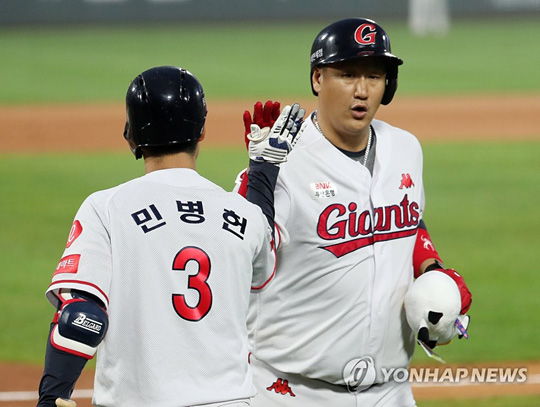 (부산=연합뉴스) 2일 오후 부산 사직야구장에서 열린 프로야구 기아 타이거즈와 롯데 자이언츠의 경기. 1회말 2사 1루 롯데 이대호가 역전 투런 홈런을 치고 민병헌과 하이파이브 하고 있다.