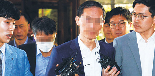 ‘민주당원 댓글조작 사건’의 주범 김동원(필명 드루킹) 씨가 일본 오사카 총영사로 추천한 도모(가운데) 변호사와 청와대 행정관으로 추천한 윤모(마스크 쓴 이) 변호사가 3일 오전 참고인 조사를 받기 위해 종로구 내자동 서울경찰청 사이버수사대로 출두하면서 취재진의 질문을 받고 있다.