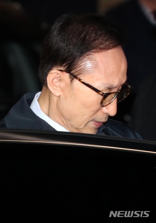【서울=뉴시스】김진아 기자 = 이명박 전 대통령이 지난 3월23일 오전 서울 강남구 논현동 자택에서 나와 동부구치소로 향하는 검찰 차량에 탑승하고 있다. 2018.03.23.