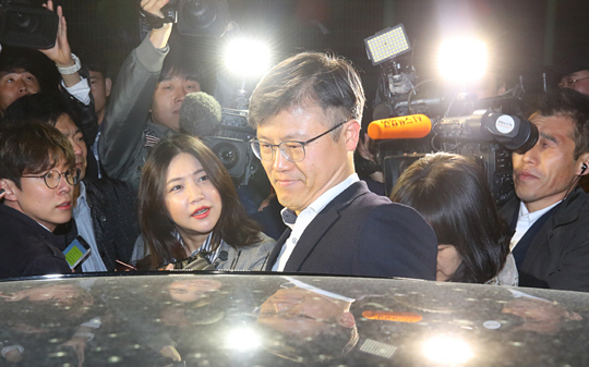 정호성 전 청와대 부속비서관이 1년6월의 형기를 마치고 4일 새벽 구로구 서울남부구치소에서 출소해 대기해 있던 차에 타고 있다. 연합뉴스