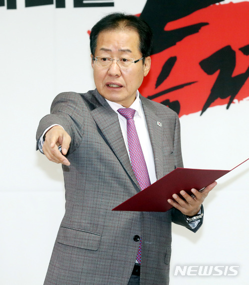 【서울=뉴시스】3일 오전 서울 영등포구 여의도 자유한국당 당사에서 진행된 디지털정당위원회 위원 임명장 수여식에서 홍준표 대표가 임명장을 수여하다 민경욱 의원에게 무언가 이야기를 하고 있다. 2018.05.03.