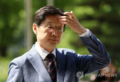 (서울=연합뉴스)  더불어민주당 김경수 의원이 ‘드루킹’ 김모씨의 네이버 댓글 여론조작 사건과 관련해 4일 오전 서울 내자동 서울지방경찰청에 출석하고 있다.