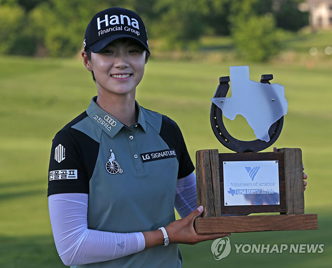 6일(현지시간) 미국 텍사스주 더 콜로니의 올드 아메리칸 골프클럽에서 열린 LPGA 투어 볼런티어스 오브 아메리카 텍사스 클래식에서 우승 트로피를 들고 미소 짓고 있는 박성현 [AP=연합뉴스]