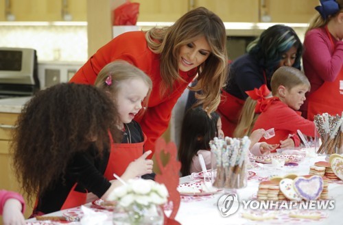 지난 2월 메릴랜드주 베서스다의 어린이 병동을 찾은 멜라니아 여사[AP=연합뉴스]