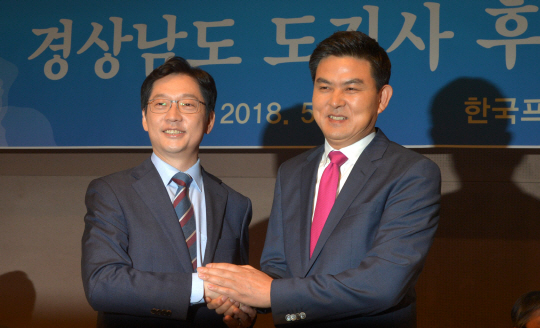 6·13 지방선거 경남지사 선거에 출마한 김경수(왼쪽) 더불어민주당 후보와 김태호 자유한국당 후보가 8일 오전 서울 중구 한국프레스센터에서 열린 관훈토론회에 앞서 악수하고 있다.