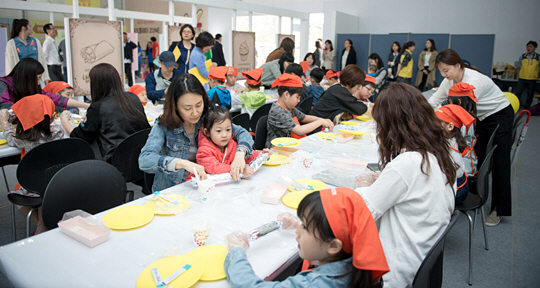 오는 14일 ‘제17회 식품안전의 날’을 맞아 식품의약품안전처는 식품안전의 날 전후 약 2주간을 식품안전주간으로 설정하고 다양한 행사를 선보인다. 사진은 어린이와 학부모가 건강한 요리를 만들어보는 ‘쿠킹 클래스’의 지난해 행사 장면.  식약처 제공