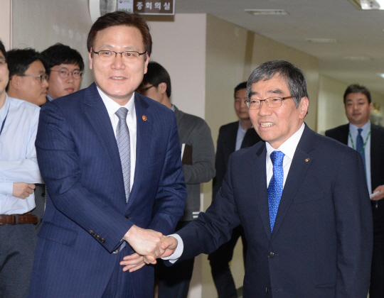 윤석헌(오른쪽) 신임 금융감독원장이 9일 오전 서울 종로구 정부서울청사 내 금융위원회를 방문해 최종구 금융위원장과 악수하고 있다.