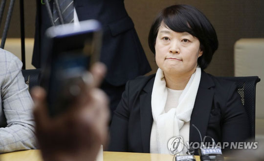 (성남=연합뉴스) 네이버 한성숙 대표이사가 25일 오전 경기도 성남시 본사에서 드루킹 댓글조작 사건과 관련해 자유한국당 김성태 원내대표 등 의원들의 항의방문을 받으며 의원들의 질문에 받고 있다. 2018.4.25