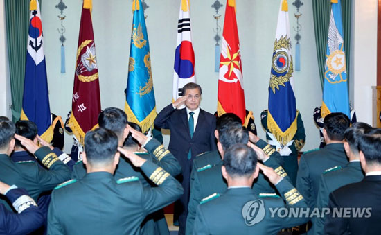 (서울=연합뉴스) 문재인 대통령이 27일 오후 청와대에서 열린 군 장성 진급 및 보직 신고에서 군 장성들로부터 경례를 받고 있다.2017.10.27