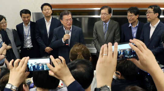 취임 1주년을 맞은 문재인 대통령이 10일 청와대 춘추관을 방문해 출입기자들과 환담을 나누고 있다. 오른쪽부터 윤영찬 국민소통수석, 장하성 정책실장, 정의용 국가안보실장, 문 대통령, 임종석 비서실장, 한병도 정무수석, 조현옥 인사수석.  청와대 제공