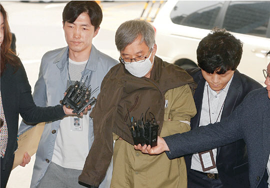 ‘민주당 댓글조작 사건’의 주범 김동원(필명 드루킹) 씨가 11일 오전 서울지방경찰청에 강제 구인되고 있다. 경찰은 서울구치소에 수감 중인 김 씨가 접견 조사를 거부하자 체포영장을 발부받아 이틀째 강제구인해 조사하고 있다. 김선규 기자 ufokim@