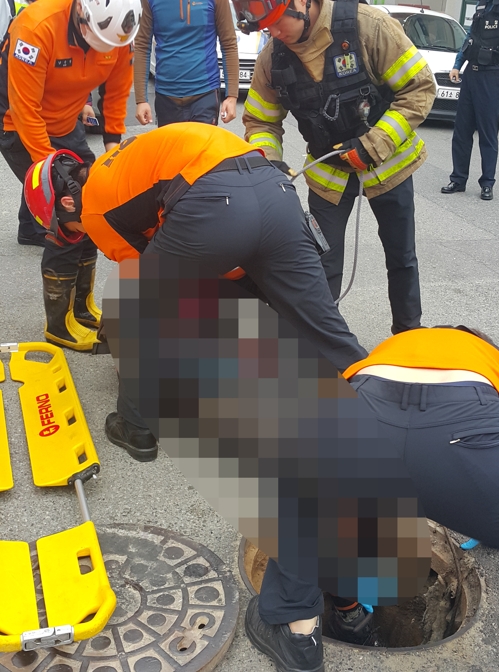 맨홀 작업자 구조하는 소방[울산 온산소방서 제공=연합뉴스]