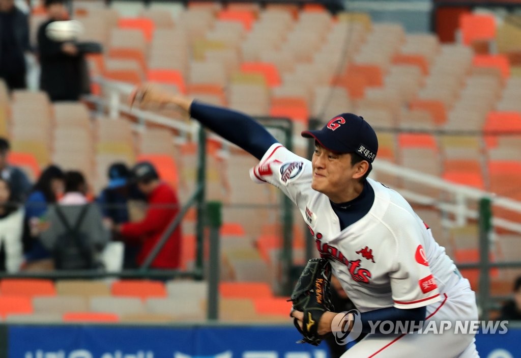 롯데 선발 김원중 역투 [연합뉴스 자료 사진]