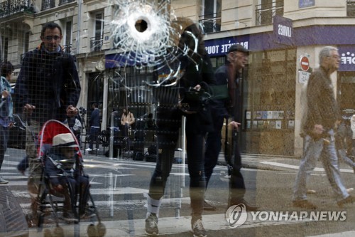 테러 현장 인근 카페 창문에 총탄이 뚫고 들어간 흔적[AP=연합뉴스]