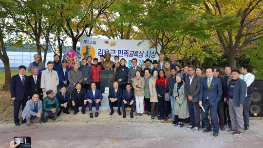 고 김용근 선생 탄신 100주년 된 지난해 10월 28일 제자들이 광주 서구 광주학생교육문화회관 잔디광장에서 스승의 흉상 제막을 한 후 기념촬영을 하고 있다. 정찬용(앞줄 왼쪽 여섯 번째) 전 청와대 인사수석, 황지우(흉상 오른쪽 모자 쓴 이) 한국예술종합학교 교수, 김양래(가운데줄 왼쪽 첫 번째) 전 5·18기념재단 상임이사, 이승우(〃세 번째) 가천대 명예교수, 조현종(〃다섯 번째) 전 국립광주박물관장 등이 함께했다. 석은 김용근선생 기념사업회 제공