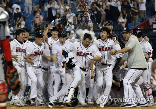 (서울=연합뉴스) 15일 잠실야구장 프로야구 SK와 두산 9회말 2사 1루. 4-4 동점. 두산 김재환이 끝내기 투런 홈런 후 동료들의 환호를 받고 있다. 2018.5.15