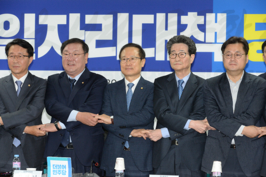 14일 서울 영등포구 국회 의원회관에서 열린 민간일자리대책 당정협의에서 김태년(왼쪽 두 번째부터) 더불어민주당 정책위의장, 홍영표 민주당 원내대표, 이목희 일자리위원회 부위원장 등이 포즈를 취하고 있다.