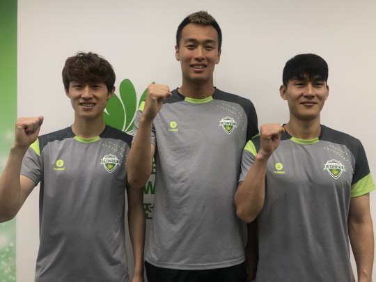 15일 전주월드컵경기장에서 아시아축구연맹 챔피언스리그 16강 2차전이 끝난 뒤 전북 현대의 이재성(왼쪽부터), 김신욱, 이용이 러시아월드컵에서의 선전을 다짐하는 포즈를 취하고 있다.