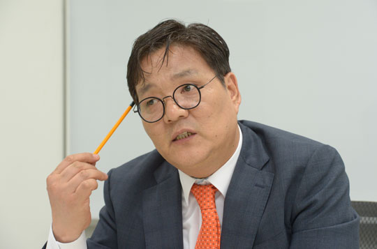김영준 한국콘텐츠진흥원장은 현장주의자이다. “현장이 답이다. 현장에서 답을 찾아야 한다”는 그는 콘텐츠 진흥을 책임지는 기관으로 위상을 재정립한다면 현장과 국민 사이에서 신뢰를 얻을 것이라고 했다.