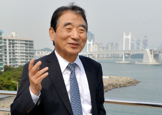 김종대 전 헌법재판소 재판관이 지난 15일 부산 수영구 남천동 ‘부산대첩기념사업회’ 사무실 인근 해변에서 이순신 정신을 되살려 사회 병폐를 치료하고 도시의 미래가치를 만들자고 말하고 있다. 이순신 장군 연구가인 그는 이순신 정신은 ‘사랑’ ‘정성’ ‘정의’ ‘자력’의 4가지로 집약할 수 있다고 설명했다.  김낙중 기자 sanjoong@
