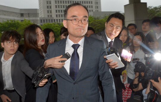강원랜드 채용비리와 관련해 수사지휘권 행사로 외압 의혹 논란에 휩싸인 문무일 검찰총장이 16일 오전 굳은 표정으로 서울 서초동 대검찰청에 출근하고 있다.   김낙중 기자 sanjoong@