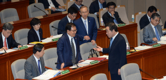 이낙연 국무총리가 16일 오전 국회 예결위 전체회의에서 추가경정예산 종합정책질의에 앞서 임성남(이 총리 왼쪽부터) 외교부 차관, 유영민 과학기술정보통신부 장관, 김상곤 부총리 겸 교육부 장관 등과 이야기를 나누고 있다.