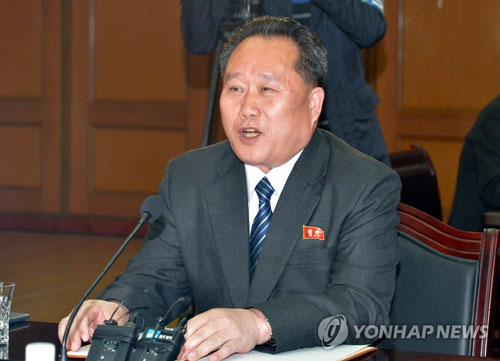 리선권 북한 조국평화통일위원회 위원장이 지난 3월 29일 판문점 북측 통일각에서 열린 남북 고위급회담을 마친 뒤 공동보도문을 발표하고 있다. [연합뉴스 자료사진]