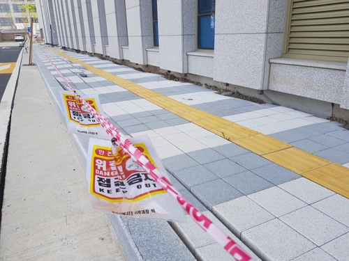 건물 서편 외벽 전체서 관찰된 지반침하. [차근호 기자]