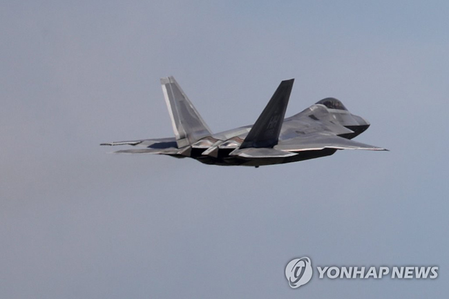 미국 스텔스 전투기 F-22 랩터가 11일 낮 광주 공군 제1전투비행단 활주로를 이륙하고 있다. F-22 랩터는 이날부터 2주간 열리는 한미 공중전투훈련 ‘맥스선더’(Max Thunder)에 참가한다. (광주=연합뉴스)