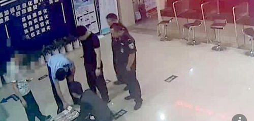 여자친구에게 주려고 한 ‘이별비’ 3억4천만원을 돌려받는 중국 남성. 홍콩 사우스차이나모닝포스트(SCMP) 캡처