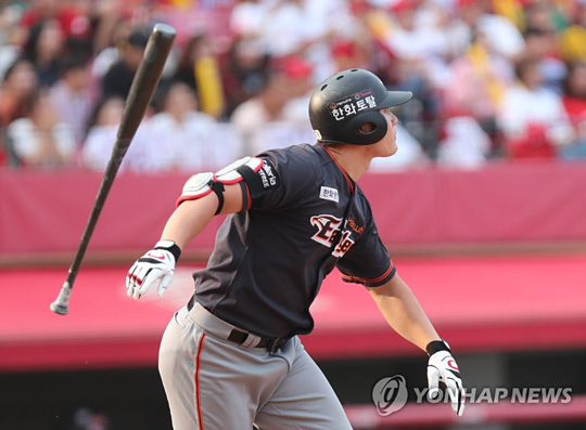 (광주=연합뉴스) 24일 오후 광주-KIA 챔피언스필드에서 열린 프로야구 한화 이글스와 KIA 타이거즈 경기 9회초 무사 1, 2루 상황에서 한화 이성열이 2타점 적시타를 치고 있다.
