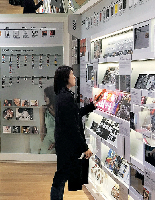서울 강남구 삼성동 코엑스 아티움에 위치한 복합문화공간 SM타운을 찾은 한 여성이 MD상품을 유심히 살펴보고 있다.