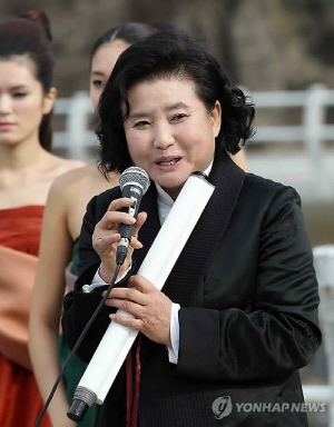 지난 2011년 10월 28일 독도에서 사상 첫 패션쇼 ‘바람의 옷, 독도를 품다’를 개최하고 소감을 밝히고 있는 한복 패션 디자이너 이영희 씨.  연합뉴스