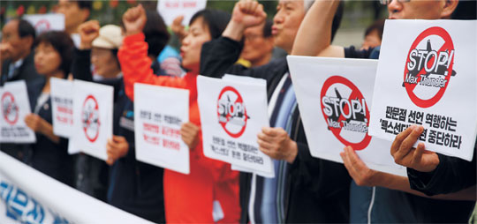 전쟁반대평화실현국민행동 등 진보성향 시민단체 회원들이 16일 서울 광화문광장에서 한·미 연합 공중훈련인 ‘맥스선더’ 중단을 요구하는 기자회견을 열고 있다.  연합뉴스