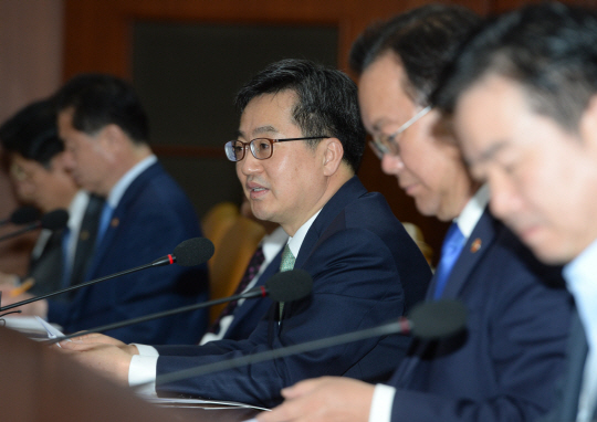 김동연(가운데) 부총리 겸 기획재정부 장관이 17일 오전 정부서울청사에서 열린 경제관계장관회의에서 모두발언을 하고 있다.