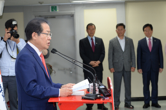 홍준표 자유한국당 대표가 17일 오전 여의도 당사에서 미·북 정상회담과 관련, 미국 백악관과 국무부, 중앙정보국(CIA), 의회에 보낼 공개서한을 발표하고 있다.
