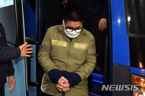 【서울=뉴시스】여중생 딸의 친구를 추행한 뒤 살해하고 사체를 유기한 혐의로 기소된 ‘어금니 아빠’ 이영학씨가 선고공판을 받기 위해 지난 2월21일 오후 서울 도봉구 서울북부지방법원 법정으로 향하고 있다.